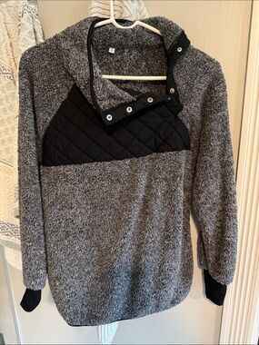 Source Unknown Gray Sherpa Pullover with Black Quilted Yoke